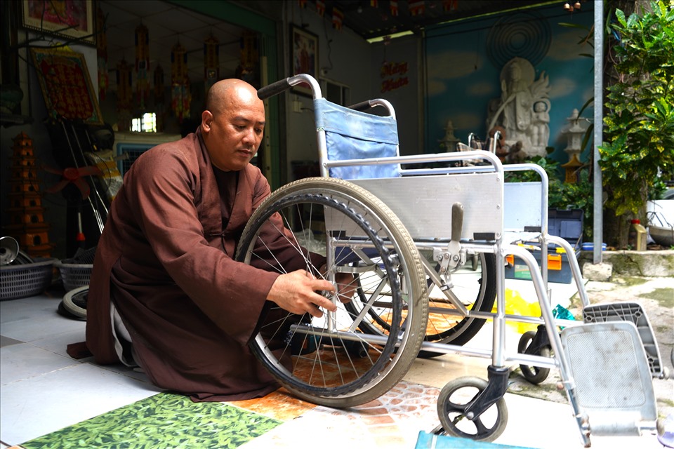 NGƯỜI VIỆT TỬ TẾ”Sư thầy 7 năm tái chế xe lăn miễn phí cho người khuyết tật khó khăn”